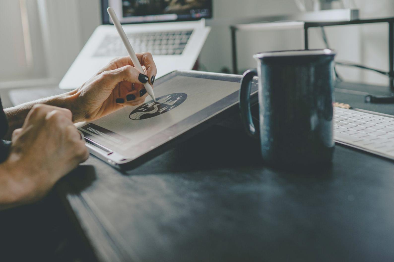 Análisis de datos financieros en sesión de trabajo